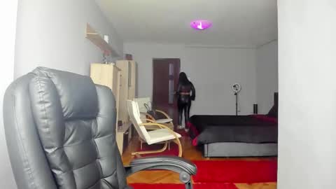 Ella online show from October 2025 06:30:02 PM