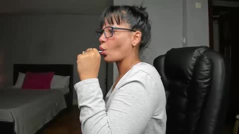 Ella online show from November 2025 12:02:01 AM