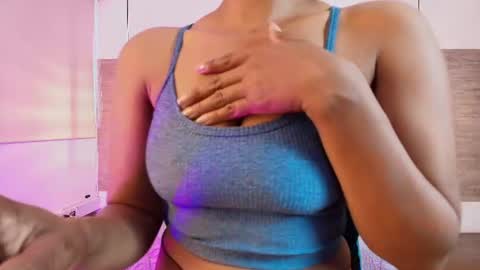 Snapshot of elliee_alves chatting on July 2026 03:40:02 PM elliee_alves online show from July 2026 03:40:02 PM