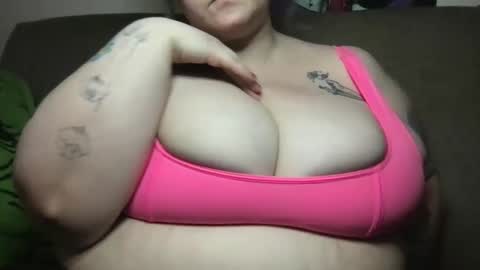 Snapshot of ellielouise11 chatting on February 2025 11:03:01 PM Ellie Louise online show from February 2025 11:03:01 PM