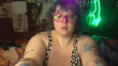 Snapshot of ellielouise11 chatting on March 2025 02:57:02 AM Ellie Louise online show from March 2025 02:57:02 AM