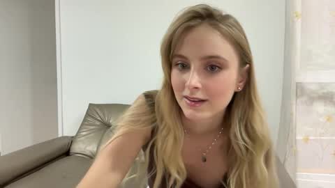 Snapshot of ellykeyofficial chatting on May 2026 07:44:02 PM ellykeyofficial online show from May 2026 07:44:02 PM