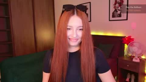 Snapshot of ellypeach chatting on June 2026 12:37:01 PM EllyPeach online show from June 2026 12:37:01 PM