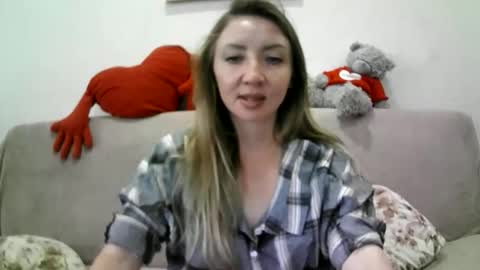 Snapshot of elvaarno chatting on September 2025 05:42:01 AM ElvaArno online show from September 2025 05:42:01 AM