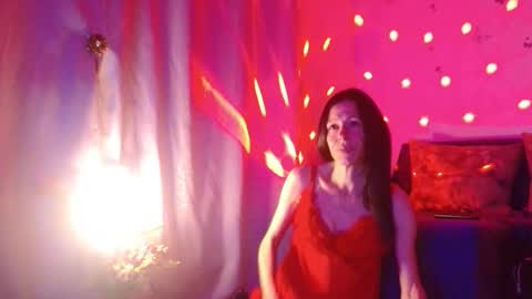 Elisa online show from November 2025 08:42:02 PM