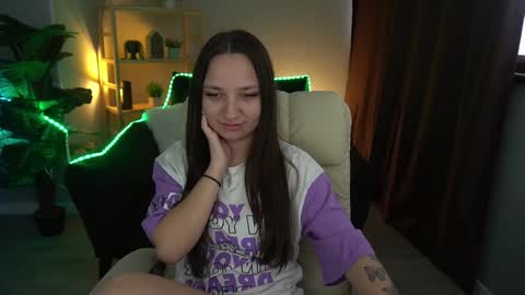 Snapshot of elyslunar_ chatting on December 2024 06:29:02 AM Call me Elis online show from December 2024 06:29:02 AM