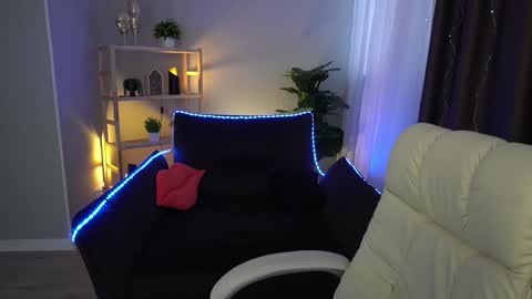 Snapshot of elyslunar_ chatting on January 2025 06:11:02 AM Call me Elis online show from January 2025 06:11:02 AM