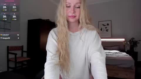 Snapshot of em_emilie chatting on September 2025 04:40:02 PM Emilie online show from September 2025 04:40:02 PM