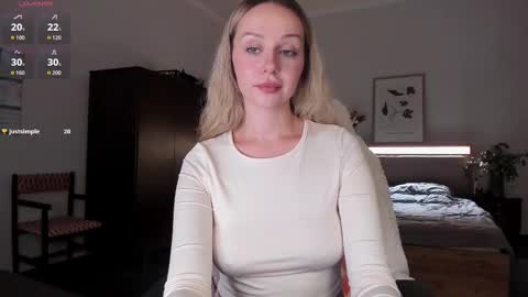 Snapshot of em_emilie chatting on October 2025 03:30:01 PM Emilie online show from October 2025 03:30:01 PM