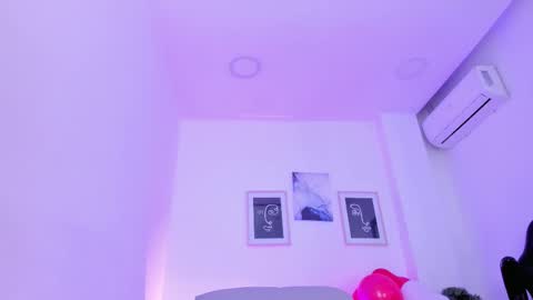 emelie_89 online show from February 2025 06:12:01 PM