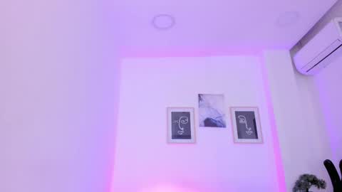 emelie_89 online show from February 2025 06:11:01 PM