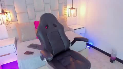 Snapshot of emelie_ch_ chatting on December 2024 11:02:02 PM Emily  online show from December 2024 11:02:02 PM