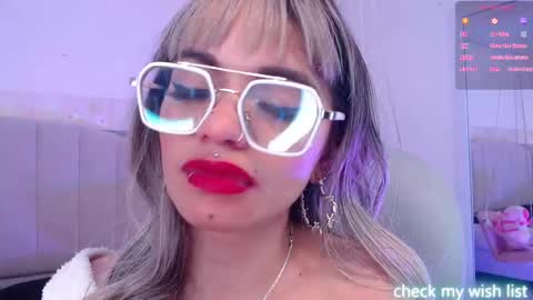 Snapshot of emerald_gh chatting on September 2025 09:25:02 AM Danna online show from September 2025 09:25:02 AM