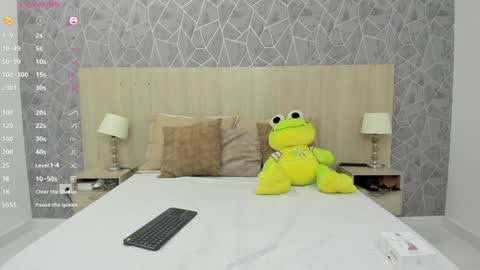 Snapshot of emili_lenus chatting on February 2025 11:20:01 AM Emili Lenus online show from February 2025 11:20:01 AM