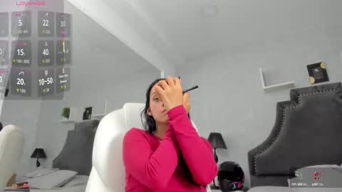 Snapshot of emiliarose_ chatting on September 2025 10:01:02 PM EmiliaRose online show from September 2025 10:01:02 PM