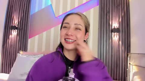 Snapshot of emily_layton chatting on October 2025 02:50:01 PM Emily online show from October 2025 02:50:01 PM