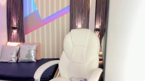 Snapshot of emily_layton chatting on October 2025 01:40:02 PM Emily online show from October 2025 01:40:02 PM