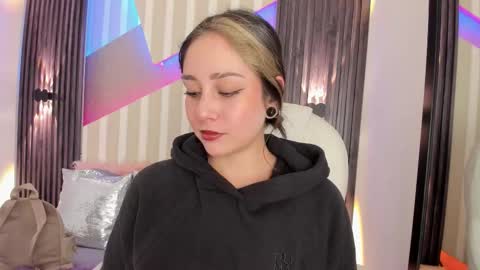 Snapshot of emily_layton chatting on October 2025 02:32:02 PM Emily online show from October 2025 02:32:02 PM