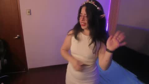 Snapshot of emily_tulip chatting on May 2026 11:19:01 AM Vanesa online show from May 2026 11:19:01 AM