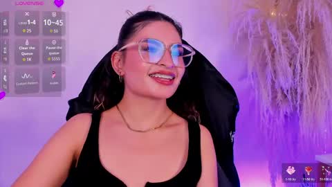 Snapshot of emilyjonesss_ chatting on May 2026 04:32:01 AM Emilyjonnes online show from May 2026 04:32:01 AM