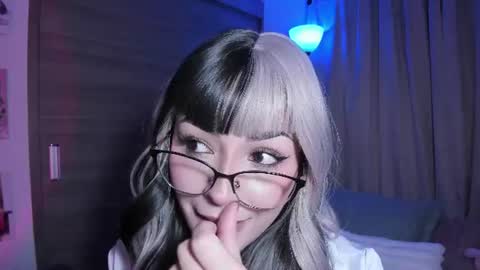 Snapshot of emilyrosss_ chatting on June 2026 03:27:02 AM EMILY online show from June 2026 03:27:02 AM