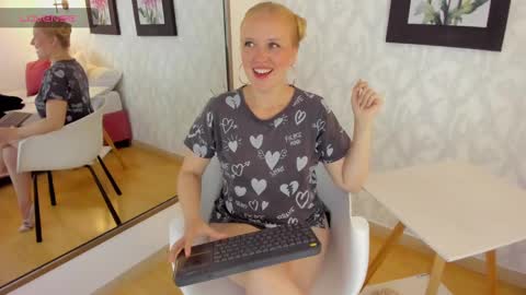 Snapshot of emilysumer chatting on January 2025 01:48:02 AM Summer 3 online show from January 2025 01:48:02 AM