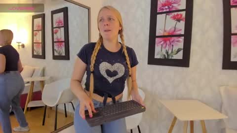 Snapshot of emilysumer chatting on February 2025 10:21:01 PM Summer 3 online show from February 2025 10:21:01 PM