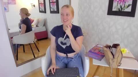 Snapshot of emilysumer chatting on March 2025 08:44:02 PM Summer 3 online show from March 2025 08:44:02 PM