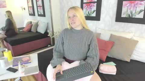 Snapshot of emilysumer chatting on September 2025 03:23:02 AM Summer 3 online show from September 2025 03:23:02 AM