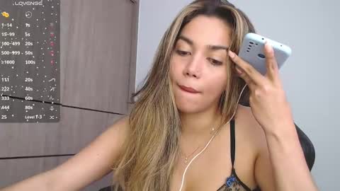 Snapshot of emma_aaa chatting on December 2024 05:09:01 PM Rocio online show from December 2024 05:09:01 PM