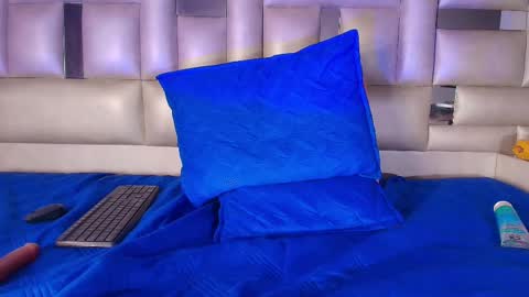 Snapshot of emma_curvy1 chatting on February 2025 06:32:02 AM Emma online show from February 2025 06:32:02 AM