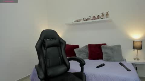 Emma  online show from November 2025 12:15:02 PM