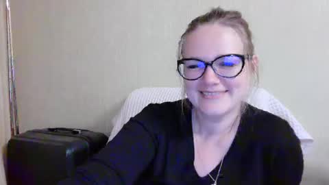 emma_misty_ online show from September 2025 06:00:01 PM
