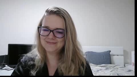 emma_misty_ online show from February 2026 07:23:02 PM