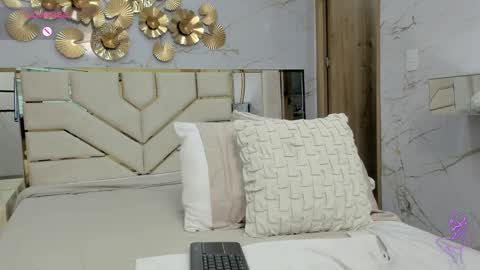 Snapshot of emma_petite4u chatting on December 2024 09:28:02 PM Emma online show from December 2024 09:28:02 PM