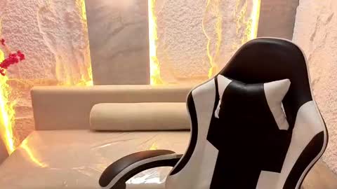 Emma online show from September 2025 05:02:01 PM