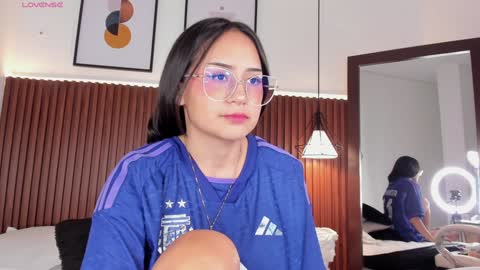 Snapshot of emma_white_01 chatting on December 2024 06:35:01 AM emma your love online show from December 2024 06:35:01 AM