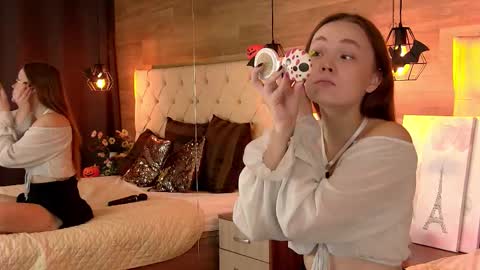 EmmaCamm online show from October 2025 07:01:01 AM