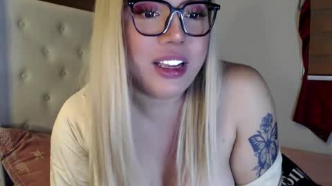Snapshot of emmawatsoons chatting on December 2024 11:31:02 PM YourDreamGirl Emma online show from December 2024 11:31:02 PM