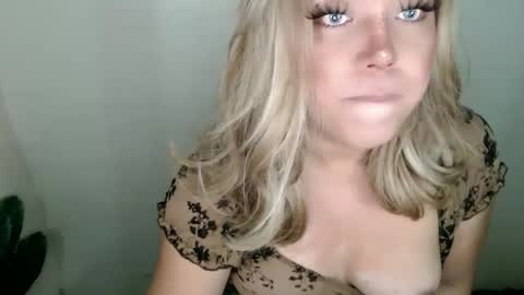 Snapshot of emmawatsoons chatting on September 2025 01:11:01 PM YourDreamGirl Emma online show from September 2025 01:11:01 PM