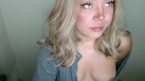 Snapshot of emmawatsoons chatting on September 2025 11:06:02 PM YourDreamGirl Emma online show from September 2025 11:06:02 PM