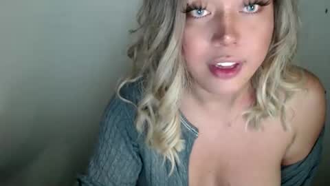 Snapshot of emmawatsoons chatting on September 2025 04:31:02 PM YourDreamGirl Emma online show from September 2025 04:31:02 PM