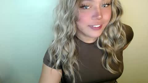 Snapshot of emmawatsoons chatting on September 2025 04:32:02 PM YourDreamGirl Emma online show from September 2025 04:32:02 PM