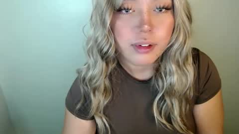 Snapshot of emmawatsoons chatting on September 2025 04:38:02 AM YourDreamGirl Emma online show from September 2025 04:38:02 AM