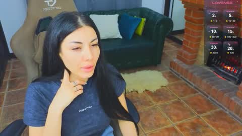 Snapshot of emmi_swon chatting on October 2025 06:43:01 PM Mia online show from October 2025 06:43:01 PM