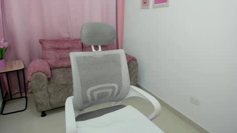 Emmi online show from October 2025 07:58:01 PM