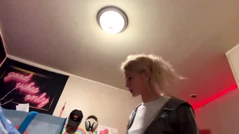 Snapshot of emmwarr1514 chatting on March 2025 06:01:02 PM emmwarr1514 online show from March 2025 06:01:02 PM