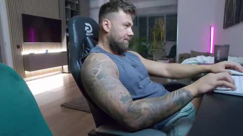 Snapshot of enrikoblue chatting on October 2025 04:51:01 PM Erik online show from October 2025 04:51:01 PM