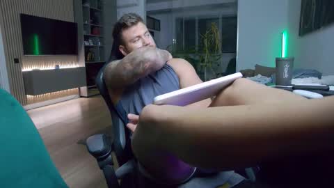 Snapshot of enrikoblue chatting on October 2025 04:52:01 PM Erik online show from October 2025 04:52:01 PM