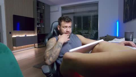 Snapshot of enrikoblue chatting on November 2025 06:40:02 PM Erik online show from November 2025 06:40:02 PM